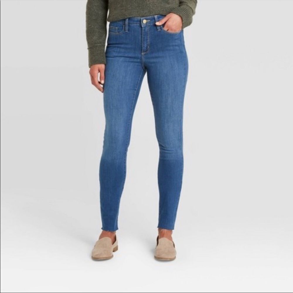 😊3/$30 NWT High-Rise Jean in Midnight Blue Raw Edge Hem Sz 2 Universal Thread
